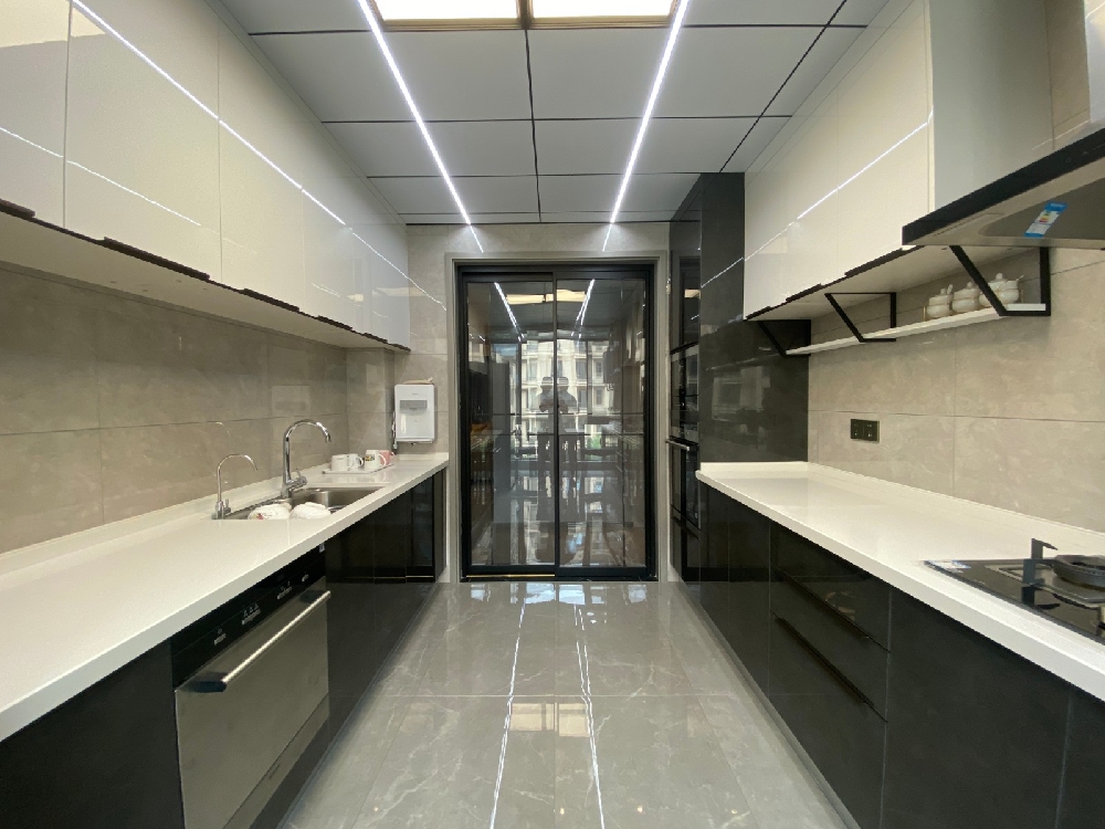 天山熙湖裝修實景，超大客廳+隱形門16883791