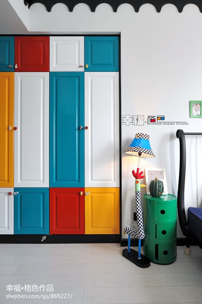 女巫的七彩心情地中海兒童房彩色衣柜裝修設計效果圖