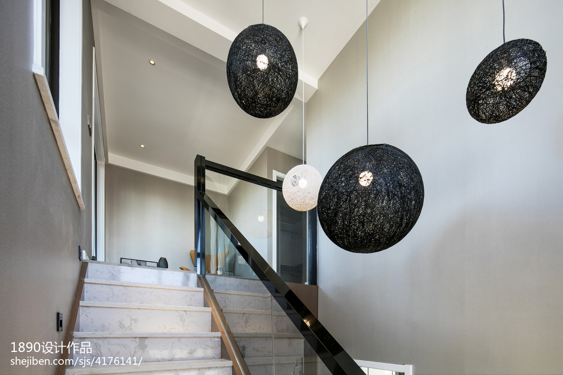 深灰系簡約樓梯設計圖片