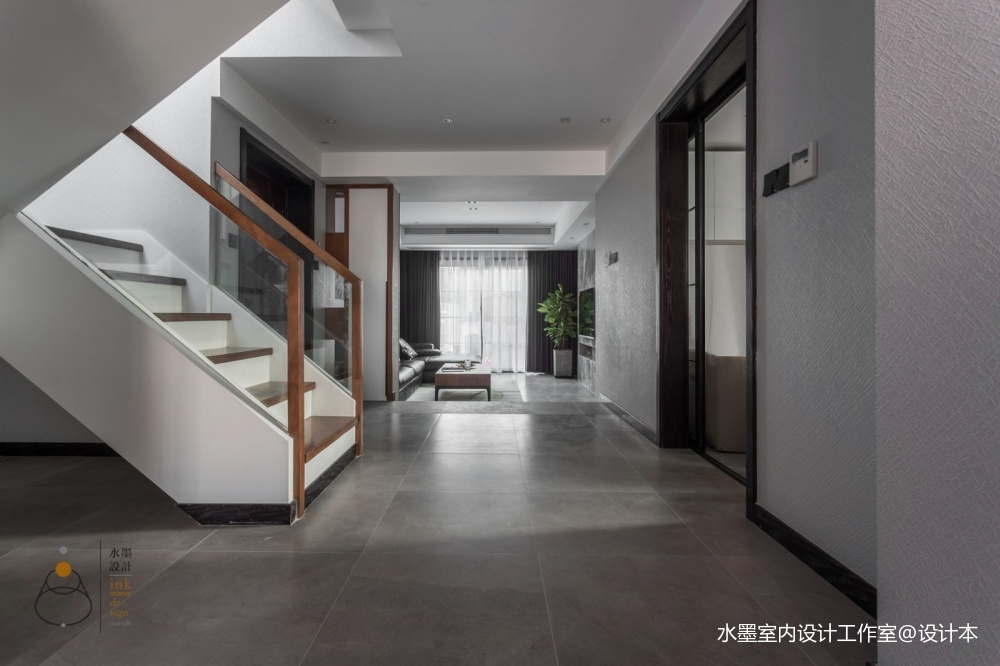 300㎡復式樓梯實景圖片