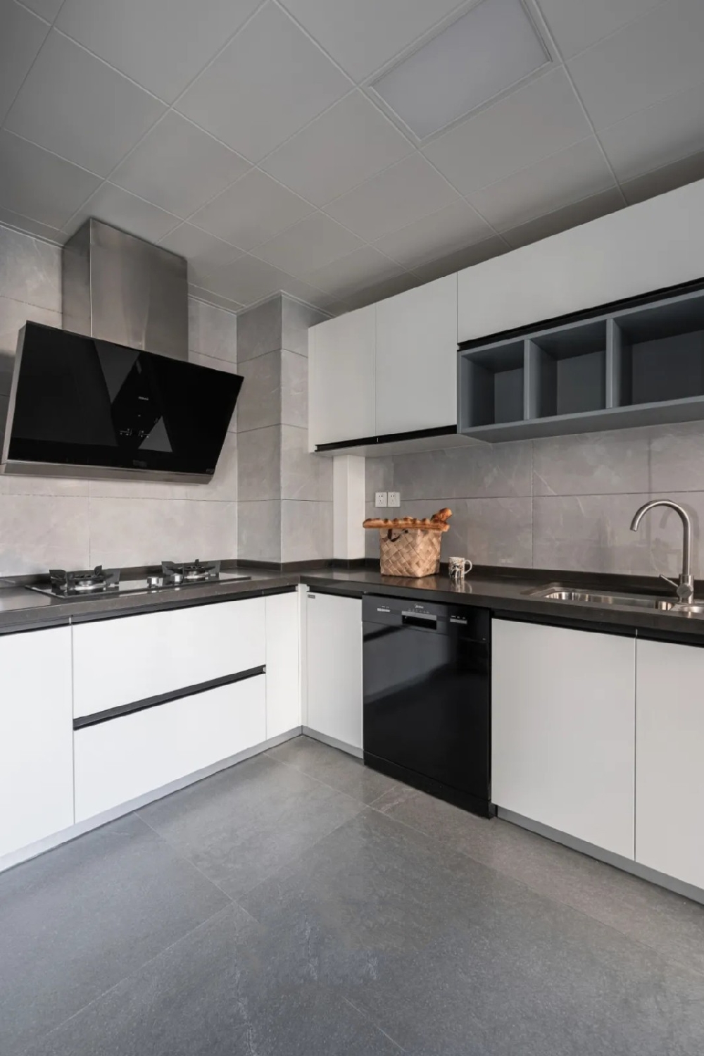 148㎡黑白灰，進門就是玄關柜+水泥墻18149663